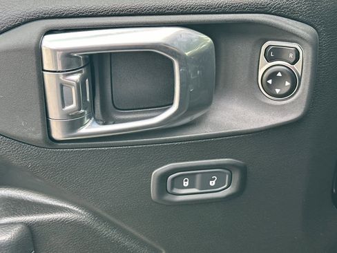 Used 2025 Jeep Wrangler Willys image 15