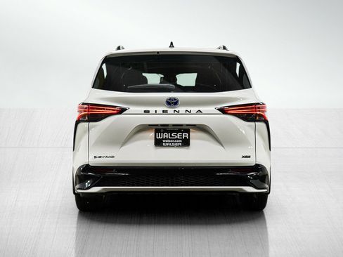 Used 2025 Toyota Sienna XSE AWD/4WD image 4