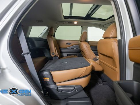 Used 2022 Nissan Pathfinder Platinum AWD/4WD image 39