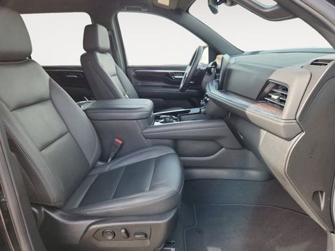 Used 2025 Chevrolet Suburban Z71 image 15