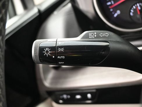 Used 2024 Kia Carnival EX FWD image 19