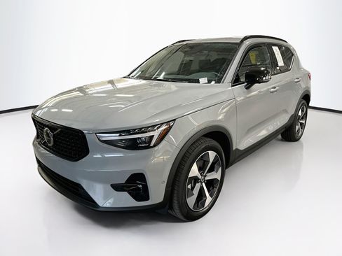 Used 2026 Volvo XC40 B5 Plus AWD/4WD image 3