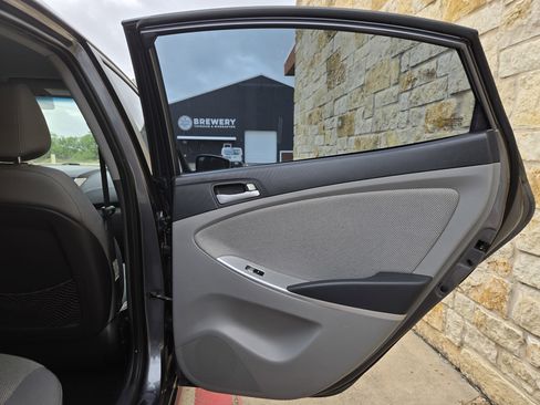 Used 2013 Hyundai Accent GLS image 10