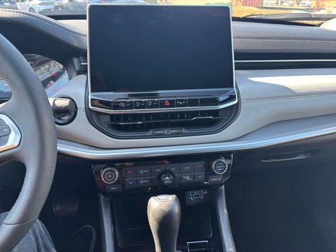 Used 2025 Jeep Compass Limited image 17