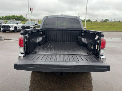 Certified 2022 Toyota Tacoma TRD Off-Road AWD/4WD image 26