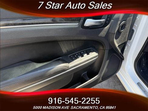 Used 2017 Chrysler 300 C image 7