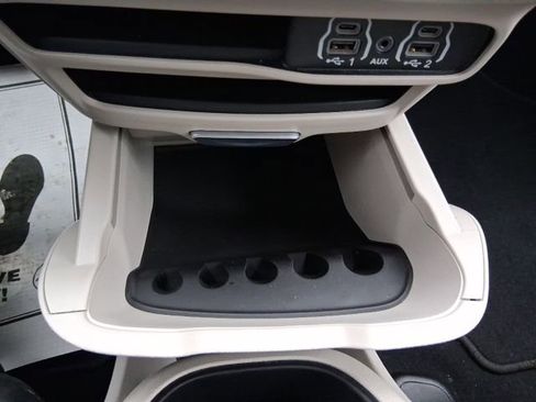 Used 2024 Chrysler Pacifica Touring-L image 28