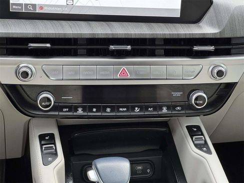 Used 2024 Kia Telluride EX w/ EX Captain's Chair Package image 6