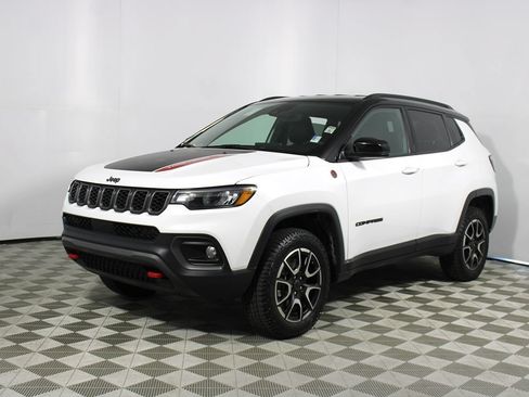 Used 2025 Jeep Compass Trailhawk AWD/4WD image 28