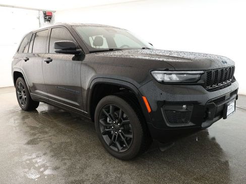 Used 2025 Jeep Grand Cherokee Limited 4xe image 3