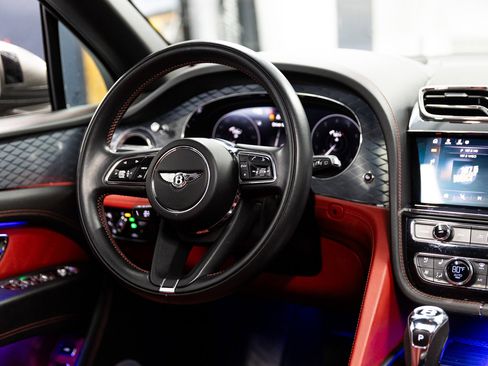 Used 2021 Bentley Bentayga image 30