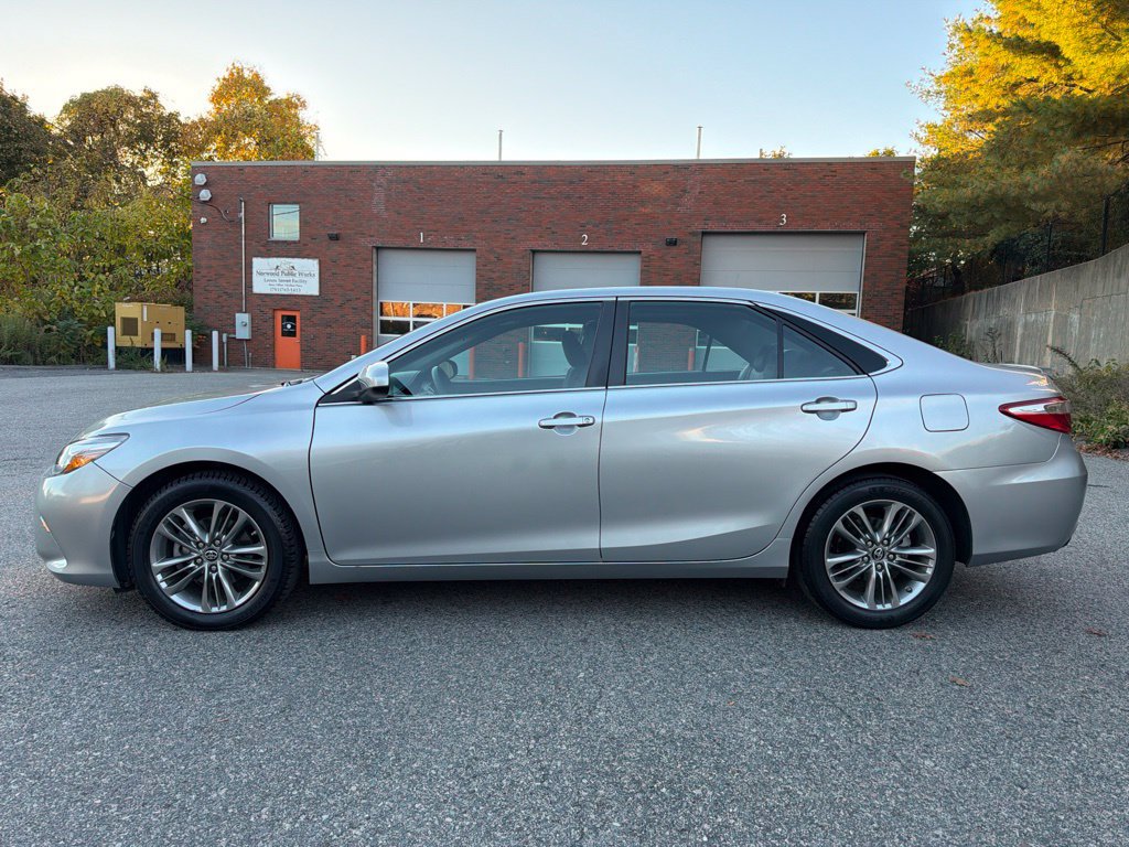 Used 2017 Toyota Camry SE w/ Moonroof Package FWD image 3