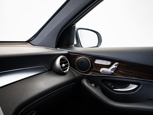 Used 2017 Mercedes-Benz GLC 300 4MATIC image 34