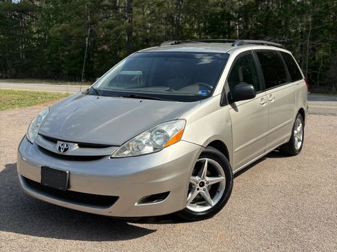 Used 2010 Toyota Sienna LE FWD image 2