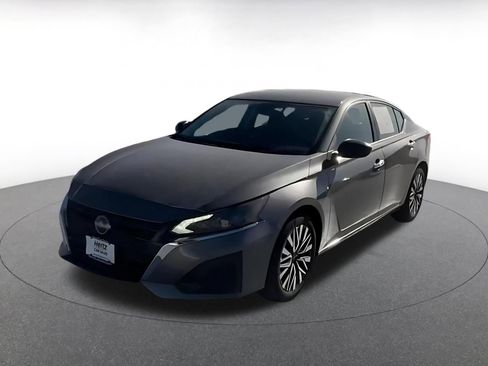 Used 2025 Nissan Altima 2.5 SV FWD image 4