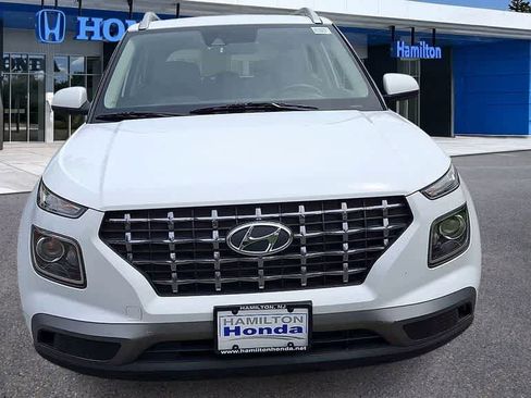 Used 2020 Hyundai Venue SEL w/ Convenience Package FWD image 3