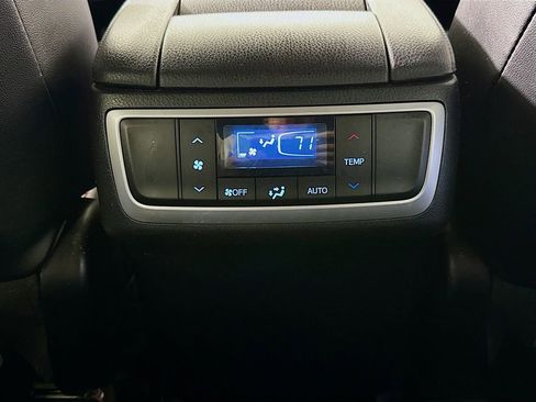 Used 2019 Toyota Highlander SE image 26