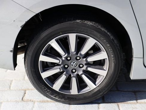 Used 2020 Toyota Sienna XLE image 47