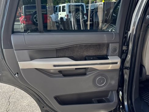 Used 2021 Ford Expedition Limited image 11