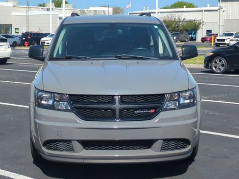 Used 2020 Dodge Journey SE w/ SE Popular Equipment Group image 2