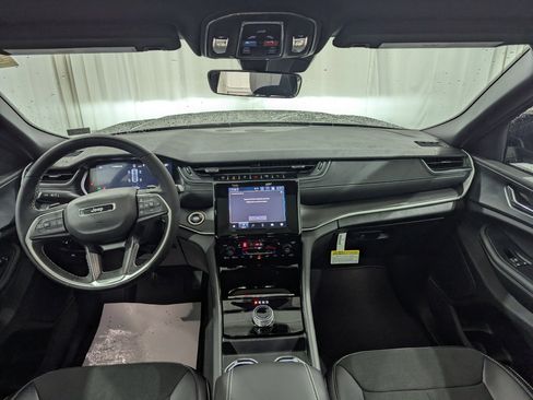 New 2025 Jeep Grand Cherokee Altitude image 13