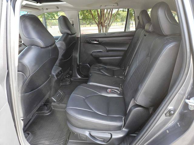 Used 2020 Toyota Highlander XLE FWD image 26