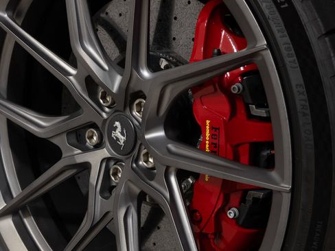 Used 2018 Ferrari 812 Superfast RWD image 15