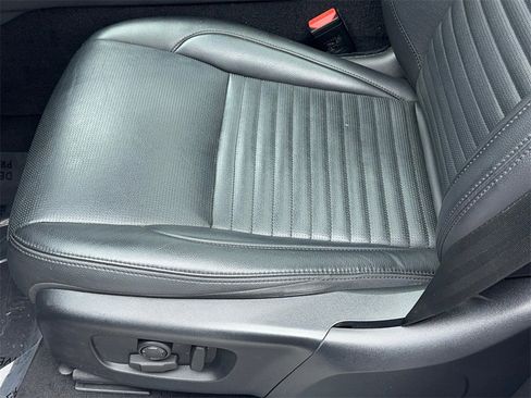 Used 2023 Land Rover Discovery Sport SE image 39