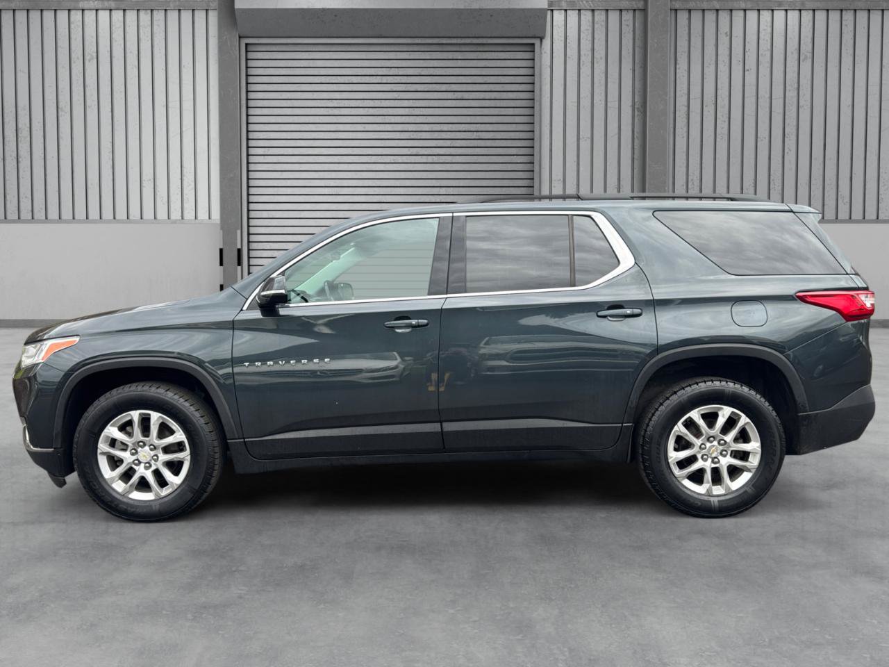 Used 2019 Chevrolet Traverse LT FWD image 2