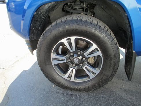 Used 2017 Toyota Tacoma TRD Sport image 12