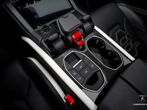 Used 2025 Lamborghini Urus SE image 29