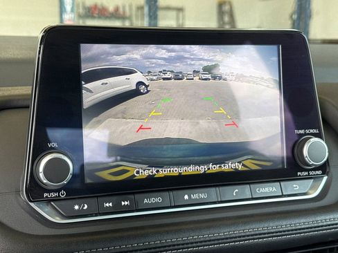 Used 2024 Nissan Rogue S AWD/4WD image 19