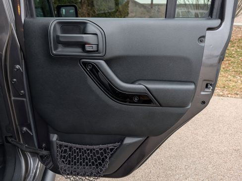 Used 2016 Jeep Wrangler Unlimited Sahara image 30