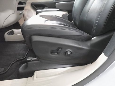 Used 2024 Chrysler Pacifica Touring-L image 10