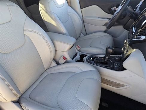 Used 2022 Jeep Cherokee Limited image 10