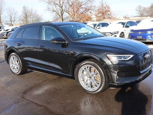 Used 2021 Audi e-tron Prestige w/ Prestige Package image 3