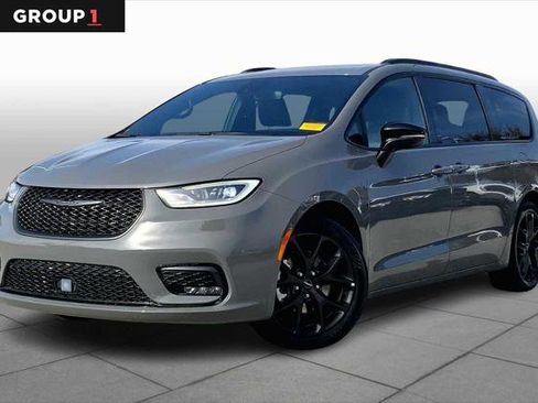 Certified 2025 Chrysler Pacifica Limited image 1