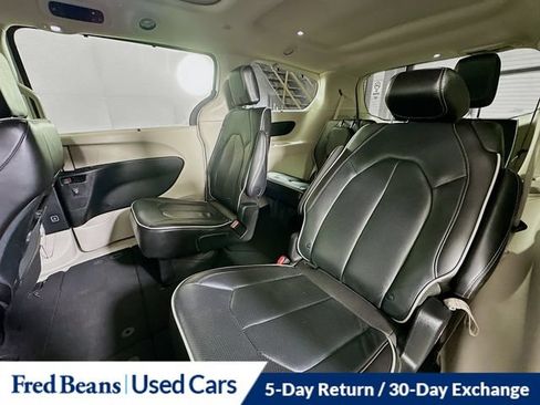 Used 2023 Chrysler Pacifica Limited FWD image 32