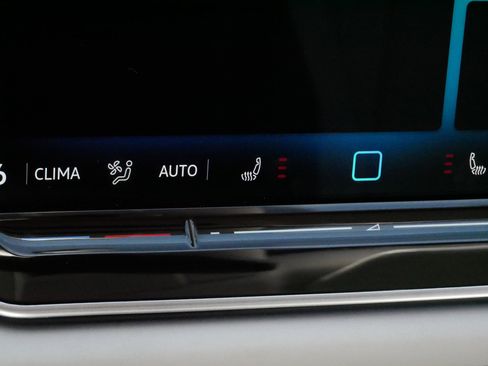 Certified 2025 Volkswagen Tiguan SE AWD/4WD image 28