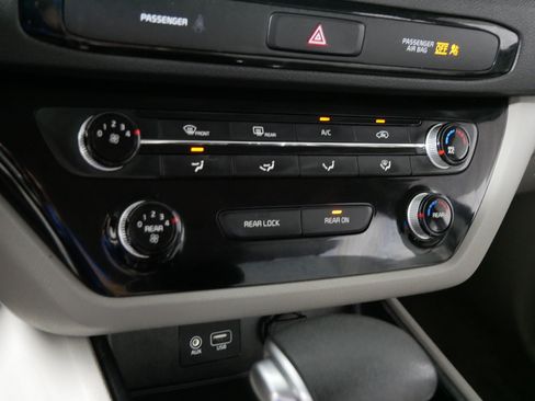 Used 2019 Kia Sedona LX FWD image 23