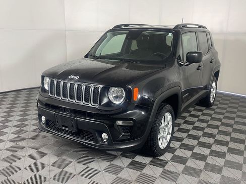 Used 2023 Jeep Renegade Latitude w/ Premium Group AWD/4WD image 2