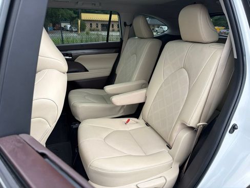 Used 2022 Toyota Highlander Platinum AWD/4WD image 21