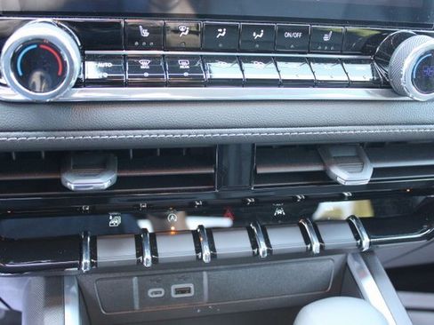 New 2024 Chevrolet Colorado LT w/ LT Convenience Package III image 12