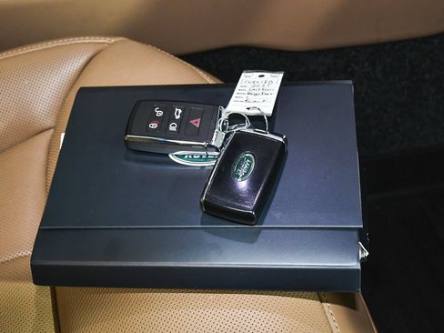 Used 2025 Land Rover Range Rover SE AWD/4WD image 72
