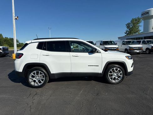 Used 2024 Jeep Compass Latitude w/ Sun and Sound Group AWD/4WD image 6