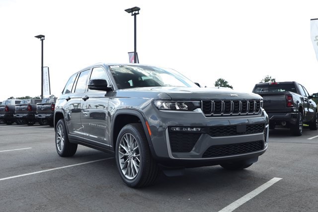 New 2027 Jeep Grand Cherokee Limited RWD image 3