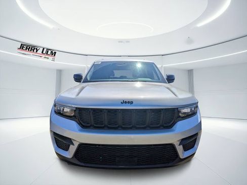 New 2025 Jeep Grand Cherokee Altitude RWD image 7