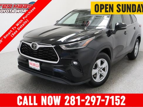 Used 2021 Toyota Highlander LE FWD image 1