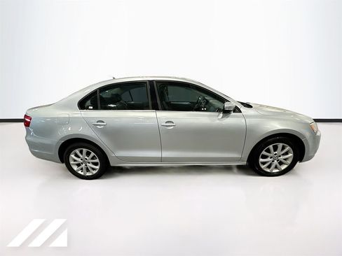 Used 2013 Volkswagen Jetta SE FWD image 4