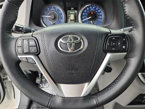 Used 2015 Toyota Sienna XLE Premium image 26